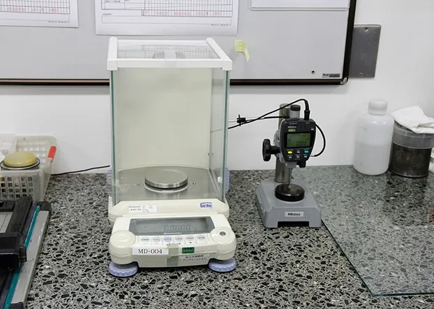 Electronic balance and thickness gauge